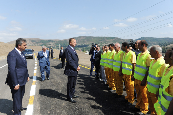 İlham Əliyev Yardımlı-Deman-Arvana avtomobil yolunun 20 kilometrlik hissəsinin açılışında iştirak edib (FOTO)
