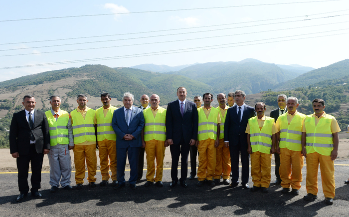 İlham Əliyev Yardımlı-Deman-Arvana avtomobil yolunun 20 kilometrlik hissəsinin açılışında iştirak edib (FOTO)