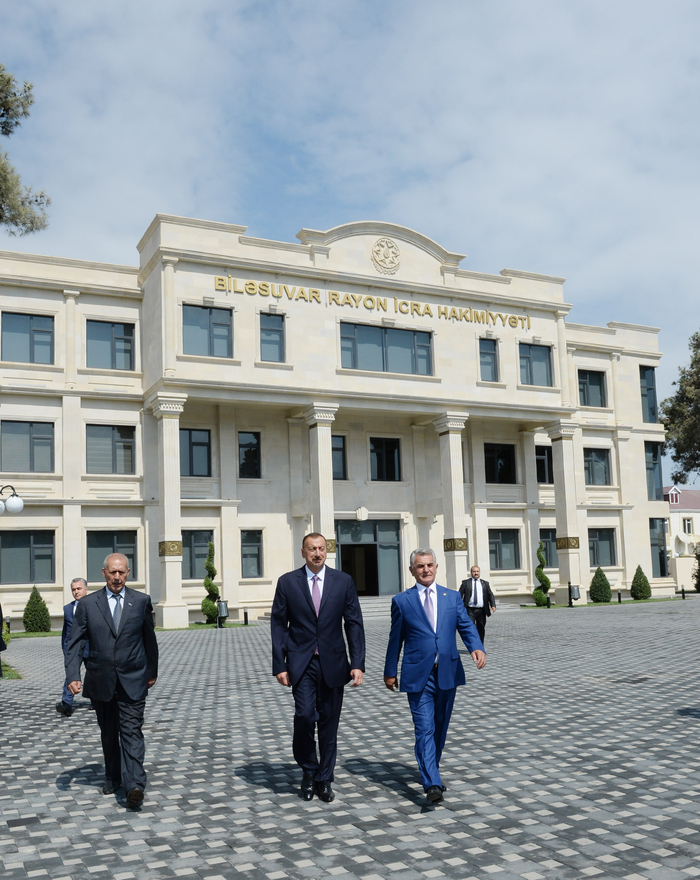 İlham Əliyev Biləsuvar rayon icra hakimiyyətinin yeni inzibati binasında yaradılmış şəraitlə tanış olub (FOTO)