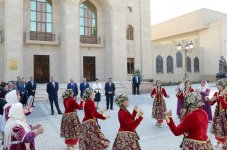 İlham Əliyev: Azərbaycan dövləti çox güclü əsaslar – tarixi, mədəni əsaslar, mənəvi dəyərlər üzərində qurulub (FOTO)