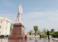 Prezident İlham Əliyev Salyan rayonunda səfərdədir (FOTO)