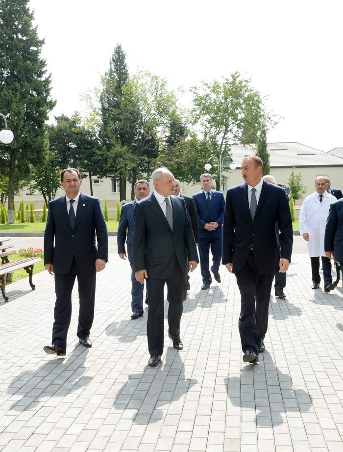 İlham Əliyev Lənkəran Şəhər Mərkəzi Xəstəxanasında aparılan yenidənqurma işləri ilə tanış olub (FOTO)