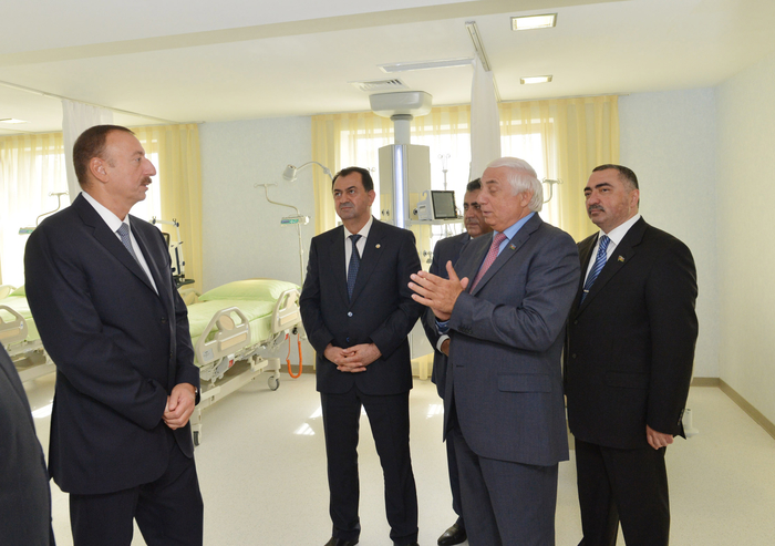 İlham Əliyev Lənkəran Şəhər Mərkəzi Xəstəxanasında aparılan yenidənqurma işləri ilə tanış olub (FOTO)