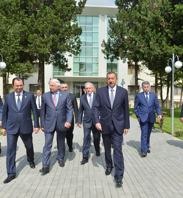 İlham Əliyev Lənkəran Şəhər Mərkəzi Xəstəxanasında aparılan yenidənqurma işləri ilə tanış olub (FOTO)