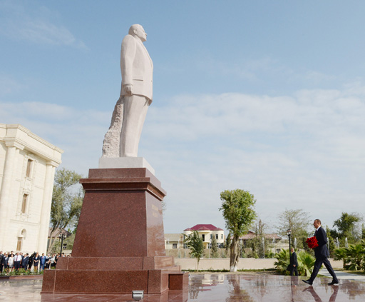 Prezident İlham Əliyev Salyan rayonunda səfərdədir (FOTO)