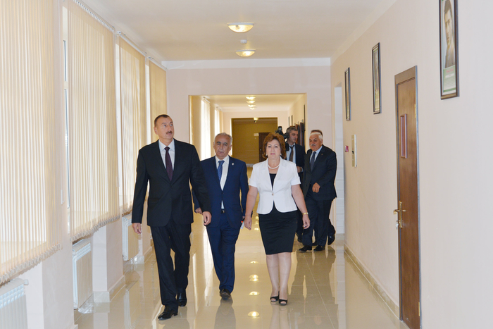 Prezident İlham Əliyev Nəsimi rayonundakı 19 və 240 nömrəli tam orta məktəblərinin əsaslı təmir və yenidənqurma işlərindən sonrakı vəziyyəti ilə tanış olub (FOTO)