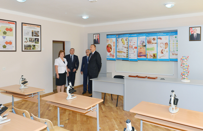 Prezident İlham Əliyev Nəsimi rayonundakı 19 və 240 nömrəli tam orta məktəblərinin əsaslı təmir və yenidənqurma işlərindən sonrakı vəziyyəti ilə tanış olub (FOTO)