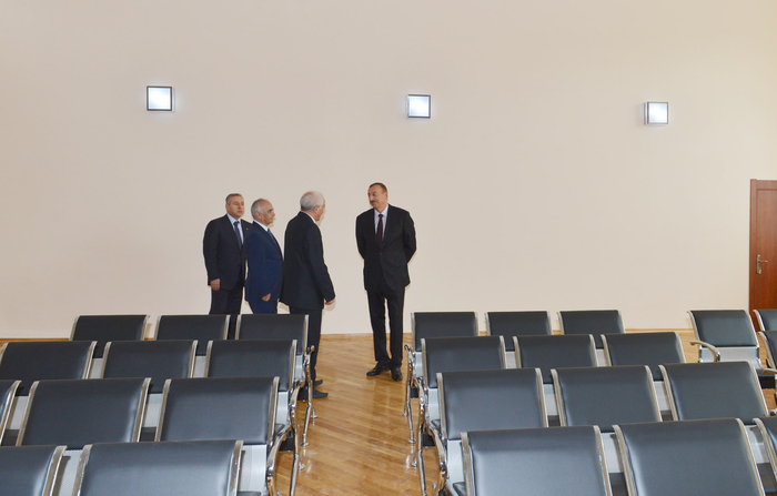 Prezident İlham Əliyev Nəsimi rayonundakı 19 və 240 nömrəli tam orta məktəblərinin əsaslı təmir və yenidənqurma işlərindən sonrakı vəziyyəti ilə tanış olub (FOTO)