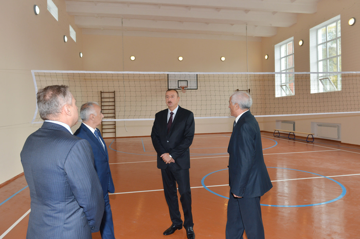 Prezident İlham Əliyev Nəsimi rayonundakı 19 və 240 nömrəli tam orta məktəblərinin əsaslı təmir və yenidənqurma işlərindən sonrakı vəziyyəti ilə tanış olub (FOTO)