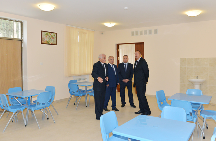 Prezident İlham Əliyev Nəsimi rayonundakı 19 və 240 nömrəli tam orta məktəblərinin əsaslı təmir və yenidənqurma işlərindən sonrakı vəziyyəti ilə tanış olub (FOTO)