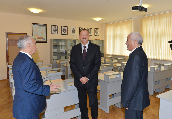 Prezident İlham Əliyev Nəsimi rayonundakı 19 və 240 nömrəli tam orta məktəblərinin əsaslı təmir və yenidənqurma işlərindən sonrakı vəziyyəti ilə tanış olub (FOTO)