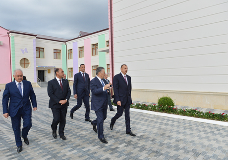 Prezident İlham Əliyev Bərdədə 866 məcburi köçkün ailəsi üçün yeni salınmış məhəllə ilə tanış olub (FOTO)