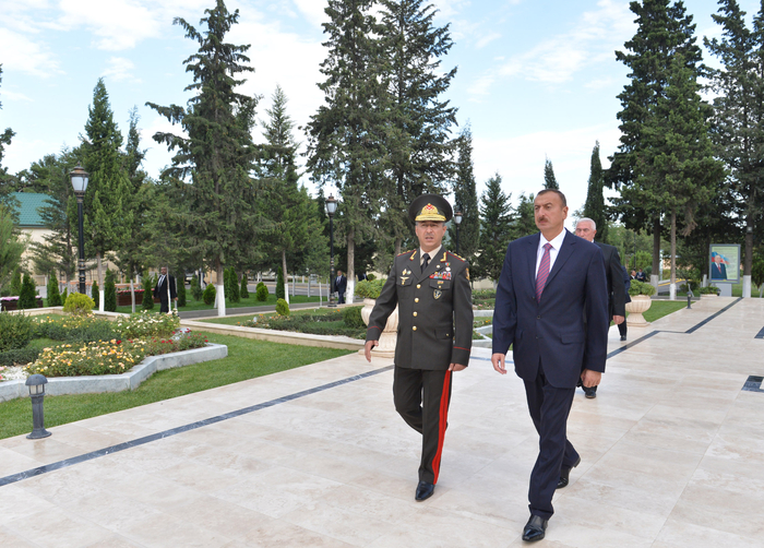 İlham Əliyev Şəmkir hərbi birləşməsinin hərbi şəhərciyində aparılan abadlıq-quruculuq işləri ilə tanış olub (FOTO)