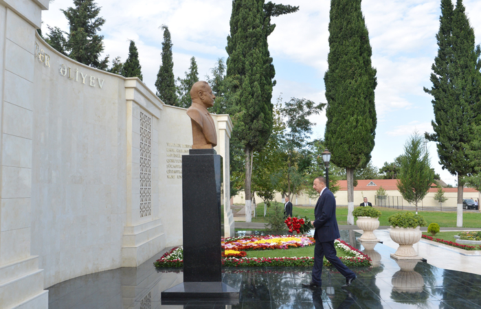 İlham Əliyev Şəmkir hərbi birləşməsinin hərbi şəhərciyində aparılan abadlıq-quruculuq işləri ilə tanış olub (FOTO)