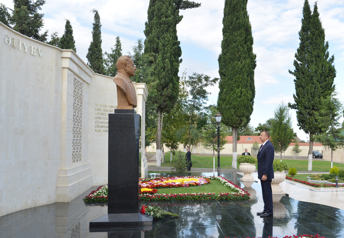 İlham Əliyev Şəmkir hərbi birləşməsinin hərbi şəhərciyində aparılan abadlıq-quruculuq işləri ilə tanış olub (FOTO)