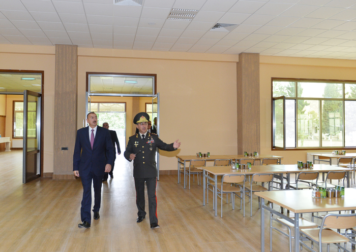 İlham Əliyev Şəmkir hərbi birləşməsinin hərbi şəhərciyində aparılan abadlıq-quruculuq işləri ilə tanış olub (FOTO)