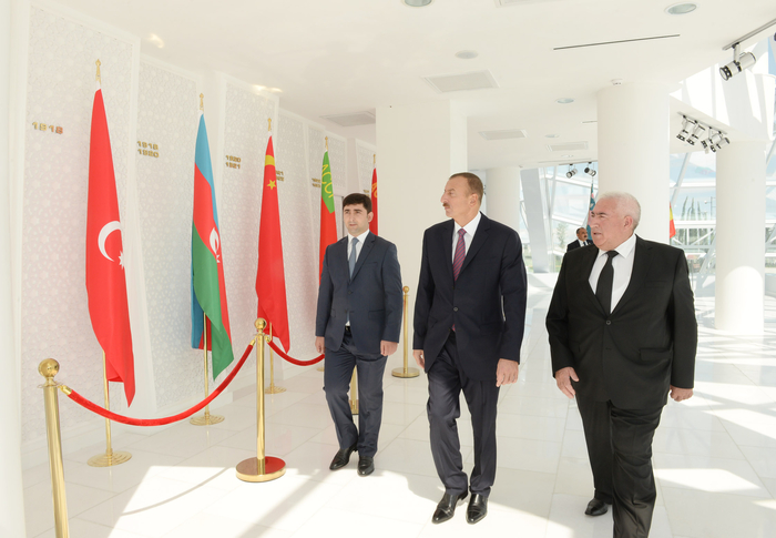 Prezident İlham Əliyev Şəmkirdə Bayraq Meydanı və Bayraq Muzeyi ilə tanış olub (FOTO)