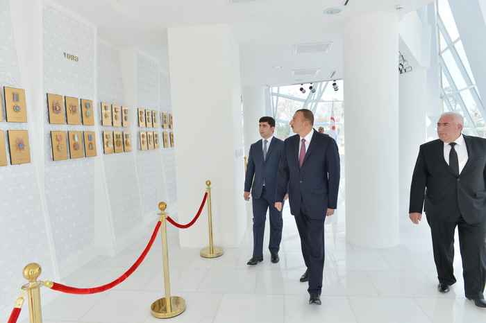 Prezident İlham Əliyev Şəmkirdə Bayraq Meydanı və Bayraq Muzeyi ilə tanış olub (FOTO)