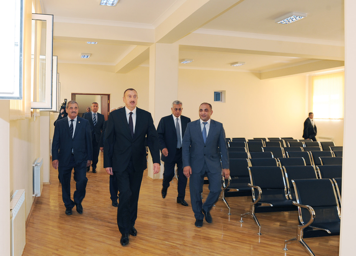 İlham Əliyev Bakıda tam orta ümumtəhsil məktəblərinin əsaslı təmir və yenidənqurmadan sonrakı vəziyyəti ilə tanış olub (FOTO)