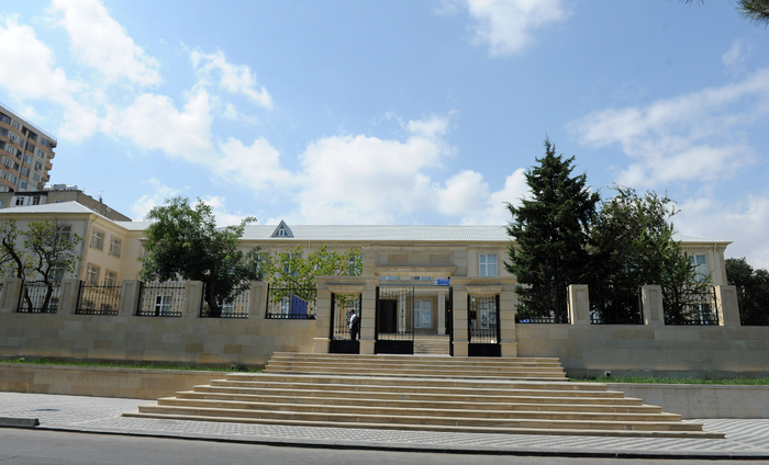 İlham Əliyev Bakıda tam orta ümumtəhsil məktəblərinin əsaslı təmir və yenidənqurmadan sonrakı vəziyyəti ilə tanış olub (FOTO)