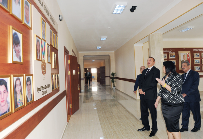 İlham Əliyev Bakıda tam orta ümumtəhsil məktəblərinin əsaslı təmir və yenidənqurmadan sonrakı vəziyyəti ilə tanış olub (FOTO)