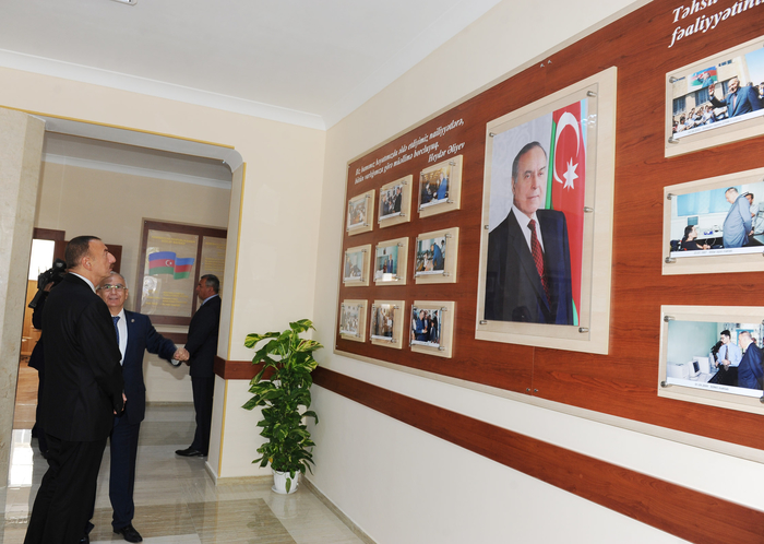İlham Əliyev Bakıda tam orta ümumtəhsil məktəblərinin əsaslı təmir və yenidənqurmadan sonrakı vəziyyəti ilə tanış olub (FOTO)