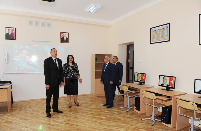 İlham Əliyev Bakıda tam orta ümumtəhsil məktəblərinin əsaslı təmir və yenidənqurmadan sonrakı vəziyyəti ilə tanış olub (FOTO)