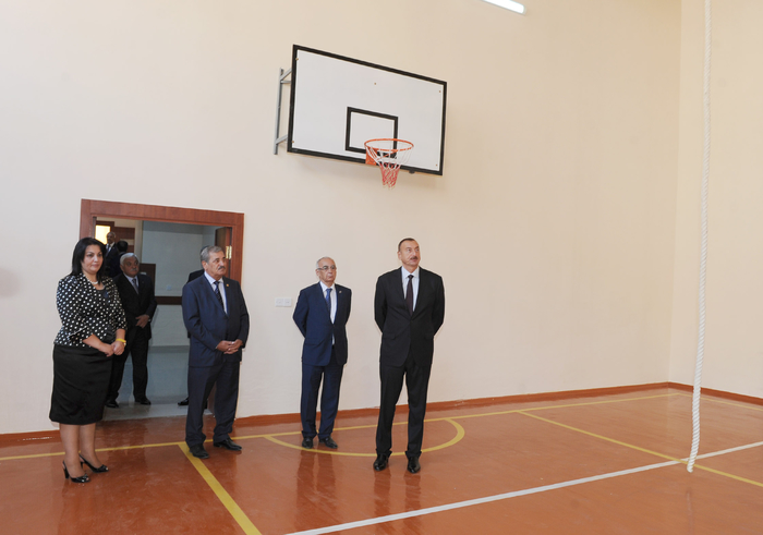 İlham Əliyev Bakıda tam orta ümumtəhsil məktəblərinin əsaslı təmir və yenidənqurmadan sonrakı vəziyyəti ilə tanış olub (FOTO)
