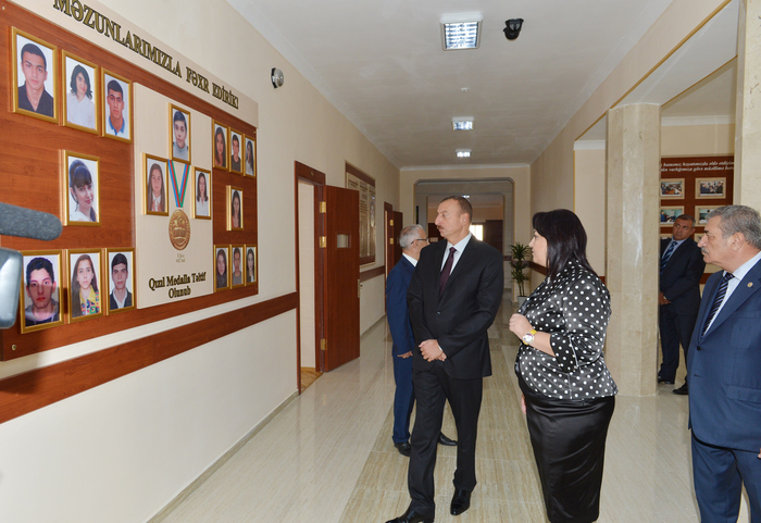 İlham Əliyev Bakıda tam orta ümumtəhsil məktəblərinin əsaslı təmir və yenidənqurmadan sonrakı vəziyyəti ilə tanış olub (FOTO)