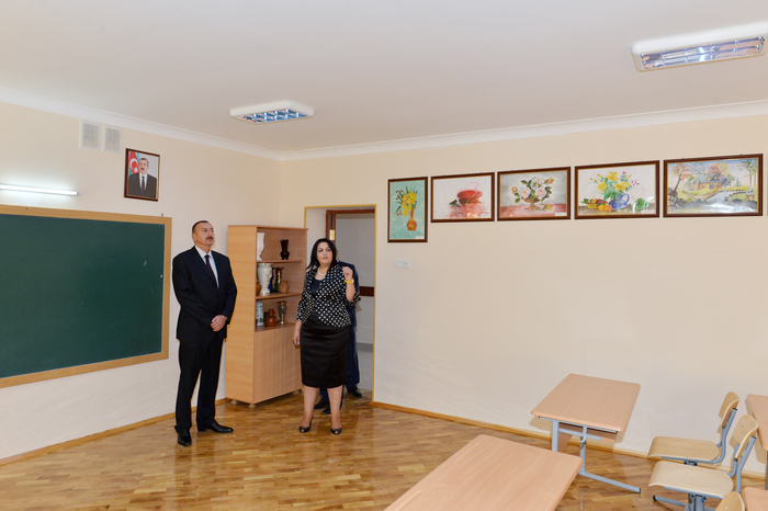 İlham Əliyev Bakıda tam orta ümumtəhsil məktəblərinin əsaslı təmir və yenidənqurmadan sonrakı vəziyyəti ilə tanış olub (FOTO)