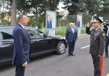 İlham Əliyev Şəmkir hərbi birləşməsinin hərbi şəhərciyində aparılan abadlıq-quruculuq işləri ilə tanış olub (FOTO)