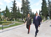 İlham Əliyev Şəmkir hərbi birləşməsinin hərbi şəhərciyində aparılan abadlıq-quruculuq işləri ilə tanış olub (FOTO)