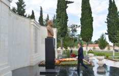 İlham Əliyev Şəmkir hərbi birləşməsinin hərbi şəhərciyində aparılan abadlıq-quruculuq işləri ilə tanış olub (FOTO)