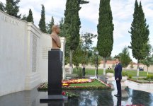 İlham Əliyev Şəmkir hərbi birləşməsinin hərbi şəhərciyində aparılan abadlıq-quruculuq işləri ilə tanış olub (FOTO)