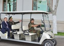 İlham Əliyev Şəmkir hərbi birləşməsinin hərbi şəhərciyində aparılan abadlıq-quruculuq işləri ilə tanış olub (FOTO)