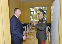 İlham Əliyev Şəmkir hərbi birləşməsinin hərbi şəhərciyində aparılan abadlıq-quruculuq işləri ilə tanış olub (FOTO)