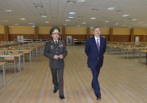 İlham Əliyev Şəmkir hərbi birləşməsinin hərbi şəhərciyində aparılan abadlıq-quruculuq işləri ilə tanış olub (FOTO)