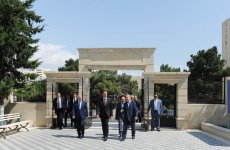 İlham Əliyev Bakıda tam orta ümumtəhsil məktəblərinin əsaslı təmir və yenidənqurmadan sonrakı vəziyyəti ilə tanış olub (FOTO)