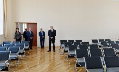 İlham Əliyev Bakıda tam orta ümumtəhsil məktəblərinin əsaslı təmir və yenidənqurmadan sonrakı vəziyyəti ilə tanış olub (FOTO)
