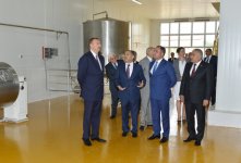 İlham Əliyev Gədəbəydə süd emalı zavodu və tərəvəz məhsullarının tədarükü, saxlanılması və satışı kompleksi ilə tanış olub (FOTO)