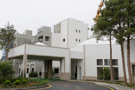 İlham Əliyev Naftalanda "Qarabağ" sanatoriyasında tikinti işlərinin gedişi ilə tanış olub (FOTO)