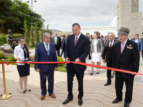 İlham Əliyev Gədəbəy Aşıq Musiqisi Məktəbinin açılışında iştirak edib (FOTO)