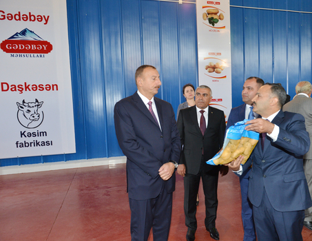İlham Əliyev Gədəbəydə süd emalı zavodu və tərəvəz məhsullarının tədarükü, saxlanılması və satışı kompleksi ilə tanış olub (FOTO)
