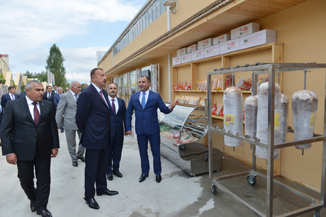 İlham Əliyev Gədəbəydə süd emalı zavodu və tərəvəz məhsullarının tədarükü, saxlanılması və satışı kompleksi ilə tanış olub (FOTO)
