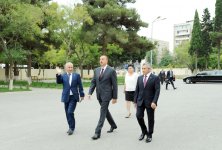 Prezident İlham Əliyev Bakının Sabunçu rayonunda orta məktəblərin əsaslı təmir və yenidənqurmadan sonrakı vəziyyəti ilə tanış olub (FOTO)