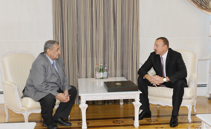 Prezident xalq artisti Arif Məlikova "Heydər Əliyev" ordeni təqdim edib (ƏLAVƏ OLUNUB) (FOTO)