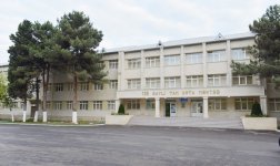 İlham Əliyev Xətai rayonunda bəzi orta məktəb binalarının əsaslı təmir və yenidənqurmadan sonrakı vəziyyəti ilə tanış olub (FOTO)
