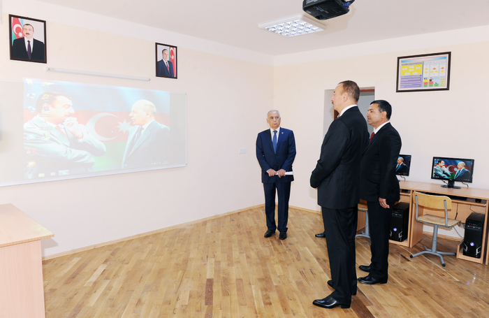 İlham Əliyev Xətai rayonunda bəzi orta məktəb binalarının əsaslı təmir və yenidənqurmadan sonrakı vəziyyəti ilə tanış olub (FOTO)