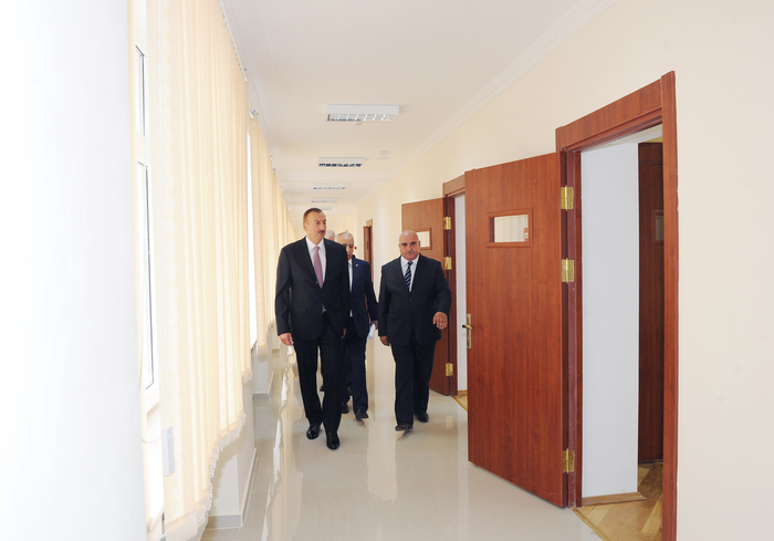 İlham Əliyev Xətai rayonunda bəzi orta məktəb binalarının əsaslı təmir və yenidənqurmadan sonrakı vəziyyəti ilə tanış olub (FOTO)