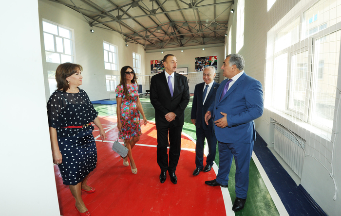 Azərbaycan Prezidenti və xanımı Bakının bəzi orta məktəblərinin binalarının əsaslı yenidənqurmadan sonrakı vəziyyəti ilə tanış olublar (FOTO)